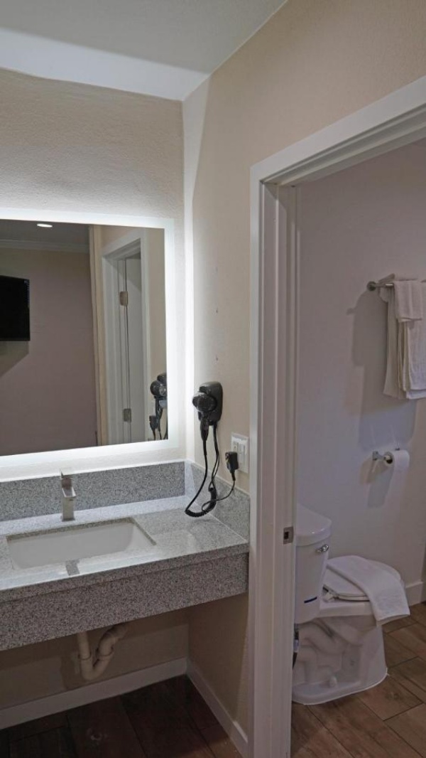 Sea Breeze Inn image 20